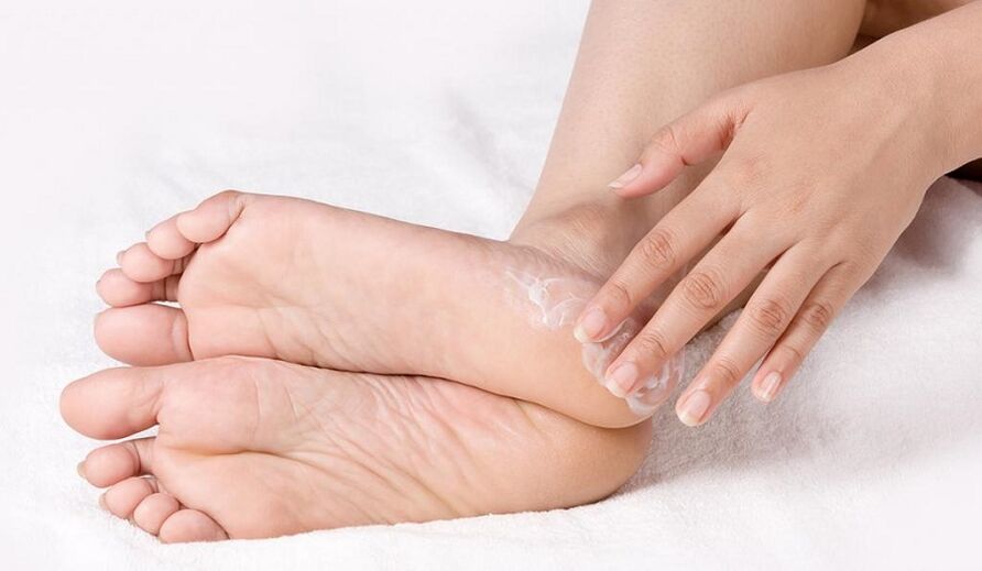 treatment of foot fungus with ointment